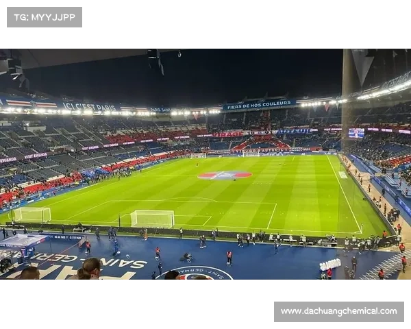 巴黎圣日耳曼球迷激情四溢 期待球队再创辉煌征程