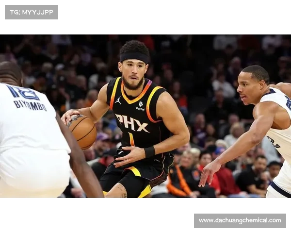 布克三分球表现抢眼助力球队连胜展现超强外线火力